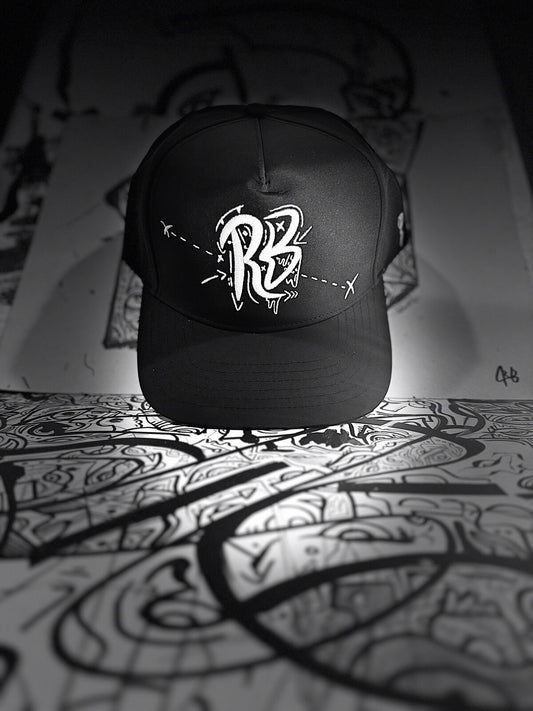 Gorra TAG 001 de frente, nylon negro mate con monograma RB bordado en 3D